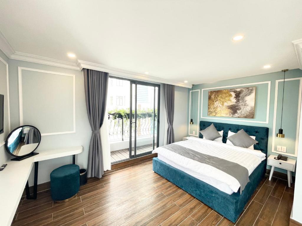 Una cama o camas en una habitación de An Nhi Hotel