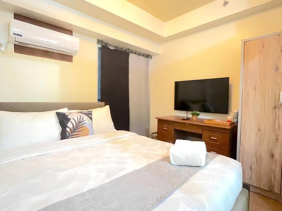 Best Location and Spacious 1BR w/ WI-FI at Brixton Place, Pasig - Housity