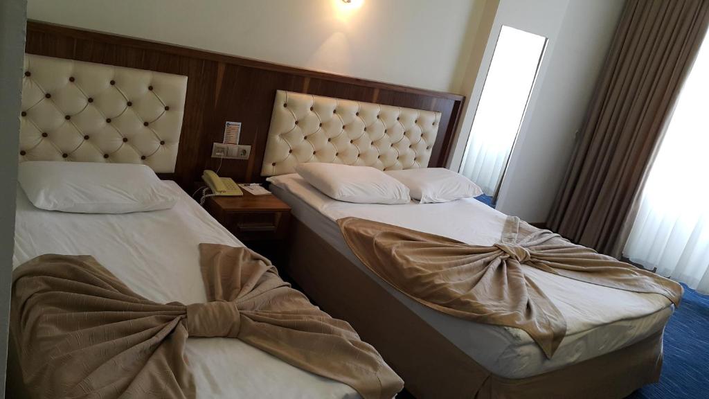 Postel nebo postele na pokoji v ubytování Miroglu Hotel