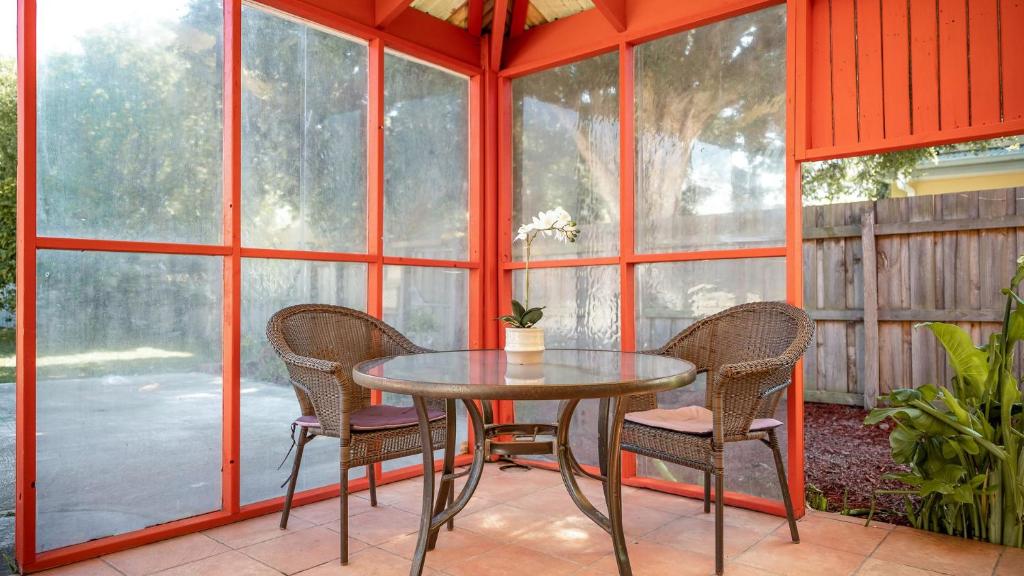 a table and chairs on a screened in porch at Sunshine Retreat Villa 6 in Cowes