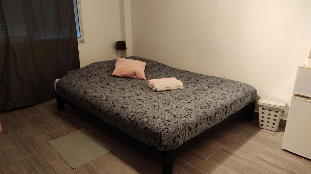 Posteľ alebo postele v izbe v ubytovaní 30 Dajot Studio Apartment - 01