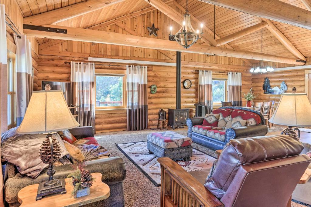 uma sala de estar com sofás e cadeiras numa cabina em Hill City Log Cabin with On-Site Trout Fishing! em Hill City