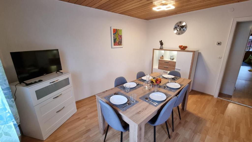TV a/nebo společenská místnost v ubytování Germanus Ferienwohnung