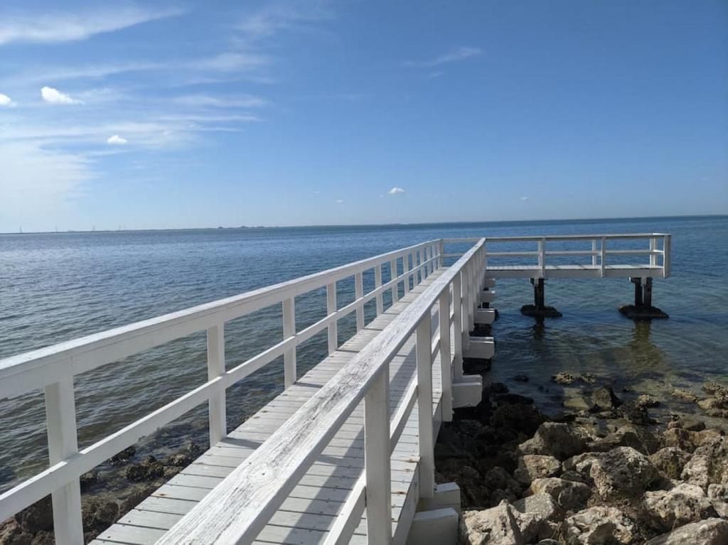 un paseo marítimo blanco se extiende hacia el océano en Fun-N-Sun with Spectacular Ocean Views, en Tampa