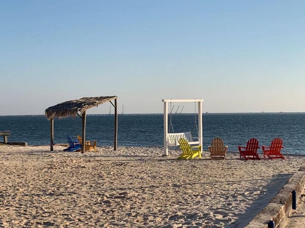 - un groupe de chaises sur une plage donnant sur l'océan dans l'établissement Tampa Bay Breeze Direct Bay View From Porch, à Tampa