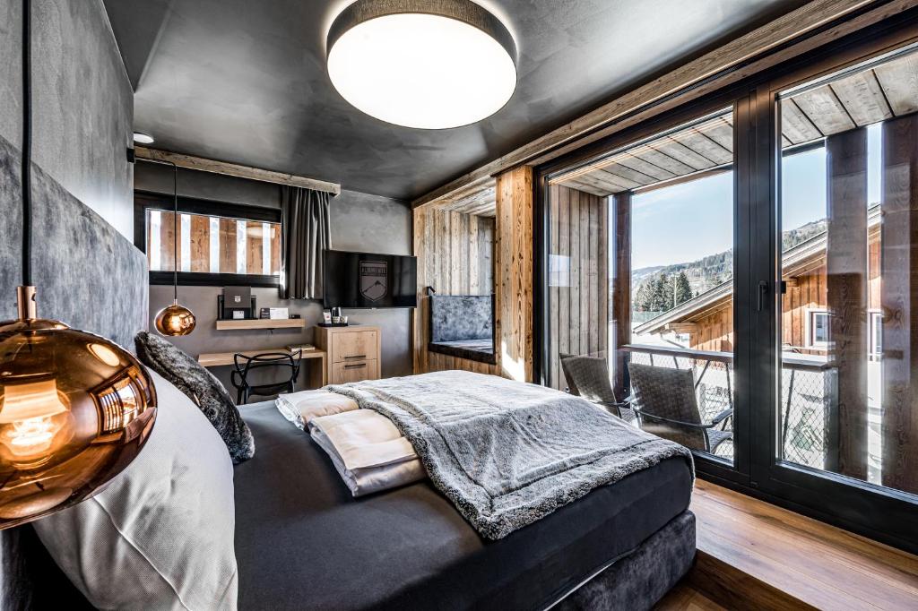 Postel nebo postele na pokoji v ubytování ALMMONTE PRÄCLARUM SUITES Design Hotel