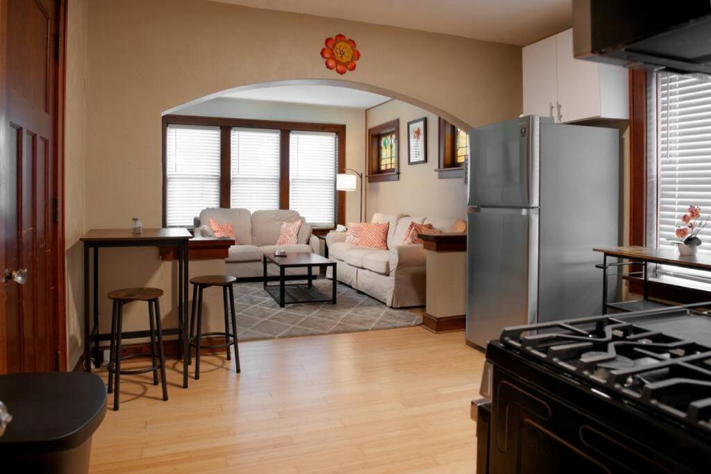 5403 Quincy 1W 1 Bedroom 1 Bathroom Apartment in South City