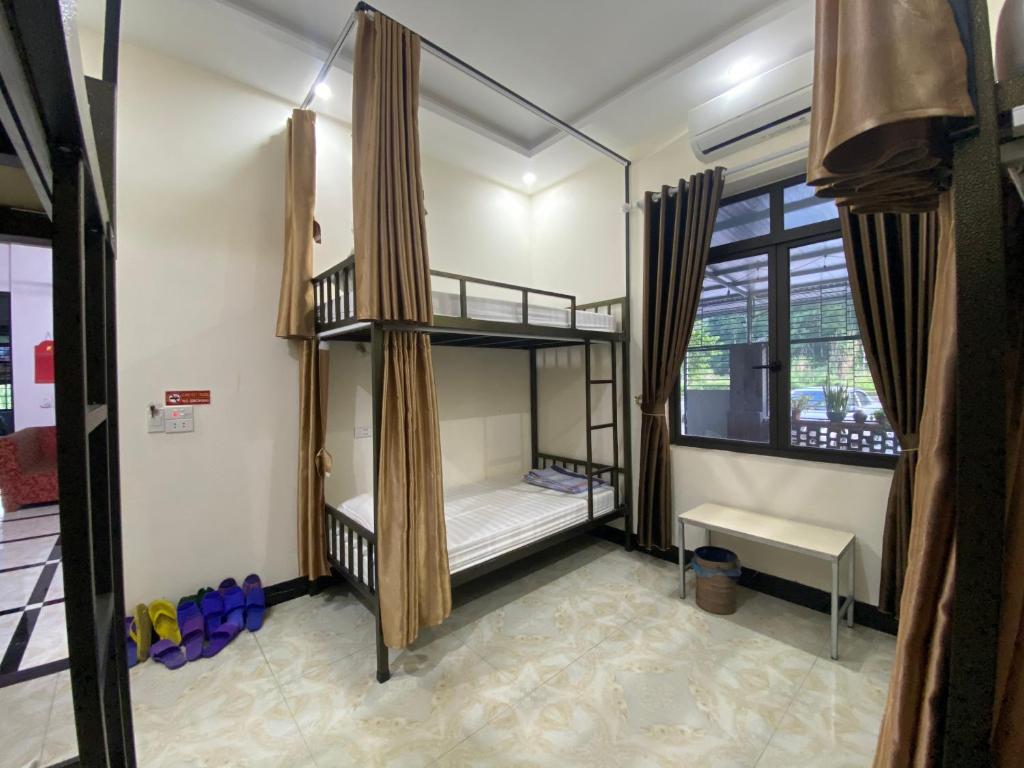 Ha Giang Ali Hostel - Bunk Bed In Male Dormitory Room