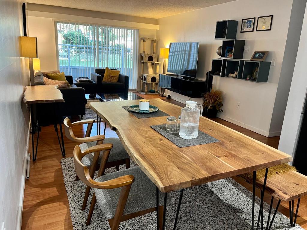 Downtown Cozy bedroom near Train Station, New Westminster (updated