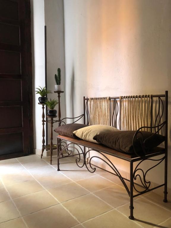 a bench sitting in the corner of a room at El Raval d'Or, casa de 1900 in Busot