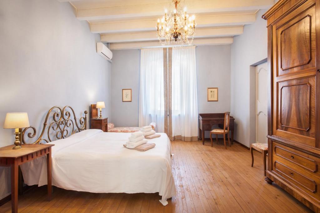 A bed or beds in a room at Villa Oleandra with Pool up to 12 People