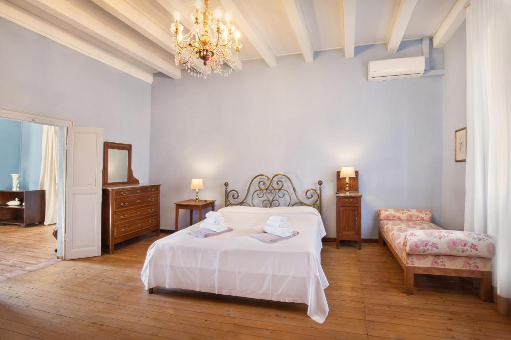 A bed or beds in a room at Villa Oleandra with Pool up to 12 People