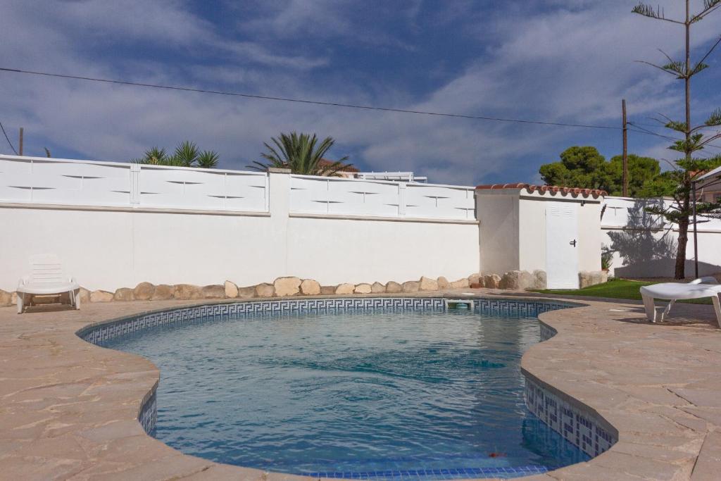 Bazén v ubytovaní INNOUTHOME Villa privada familiar con piscina rovelló alebo v jeho blízkosti