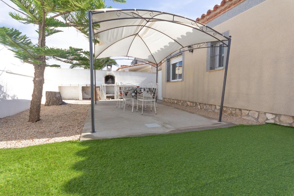 Patio alebo iná vonkajšia časť ubytovania INNOUTHOME Villa privada familiar con piscina rovelló