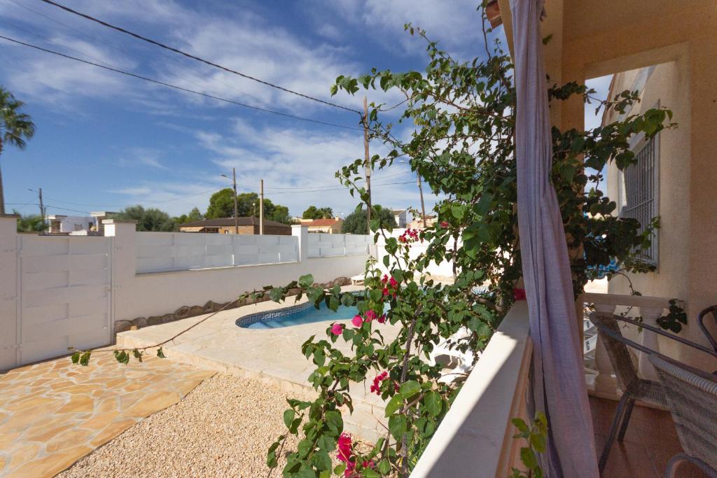 Bazén v ubytovaní INNOUTHOME Villa privada familiar con piscina rovelló alebo v jeho blízkosti