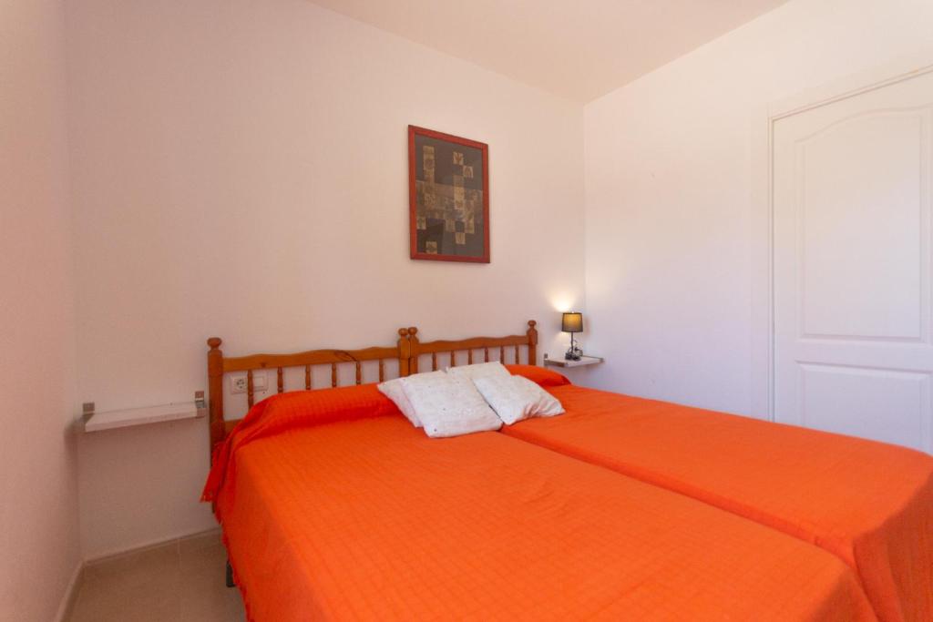 Posteľ alebo postele v izbe v ubytovaní INNOUTHOME Villa privada familiar con piscina rovelló