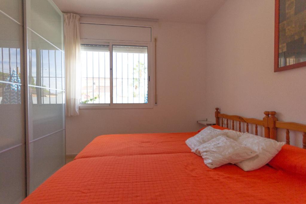 Posteľ alebo postele v izbe v ubytovaní INNOUTHOME Villa privada familiar con piscina rovelló