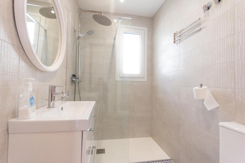 Kúpeľňa v ubytovaní INNOUTHOME Villa privada familiar con piscina rovelló