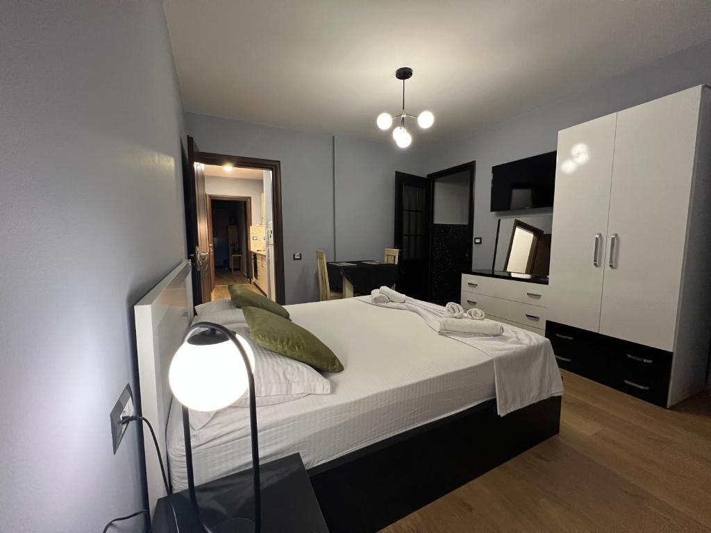 Your black & white Studio Suite - Image 2