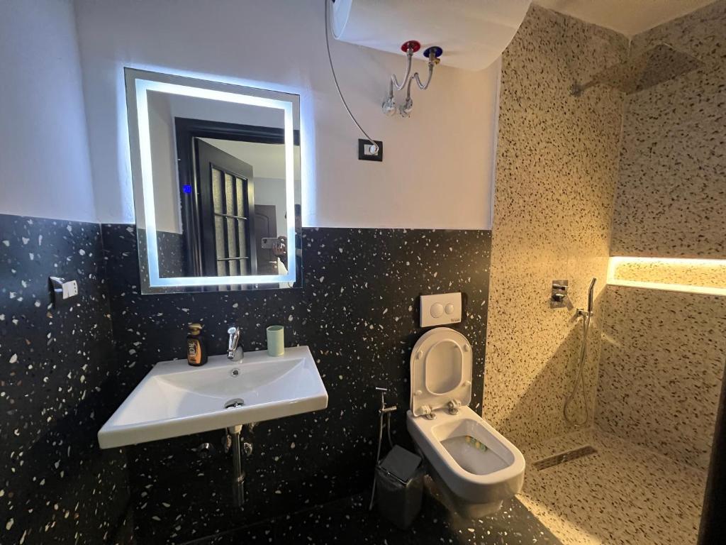 Your black & white Studio Suite - Image 12