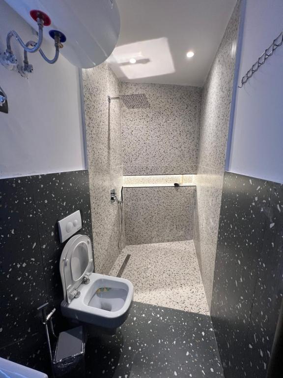 Your black & white Studio Suite - Image 3