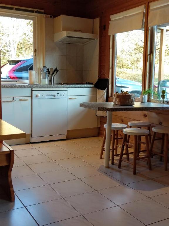 Kuchyň nebo kuchyňský kout v ubytování "Au Cha les Vaux" Chalet 49