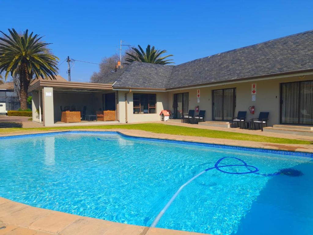 una piscina frente a una casa en 47 On Preston Guesthouse, en Johannesburgo