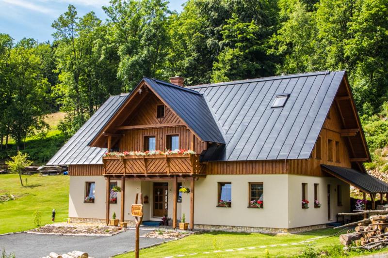 duży dom z dachem gambrel w obiekcie Apartmány Udatný w Rokitnicach nad Izerą