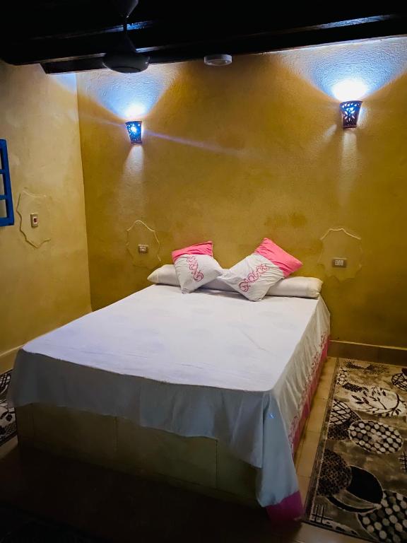 Postel nebo postele na pokoji v ubytování خزفستا Khazfista