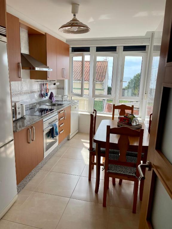 Kuchyňa alebo kuchynka v ubytovaní Casa en frente de la playa Fisterra