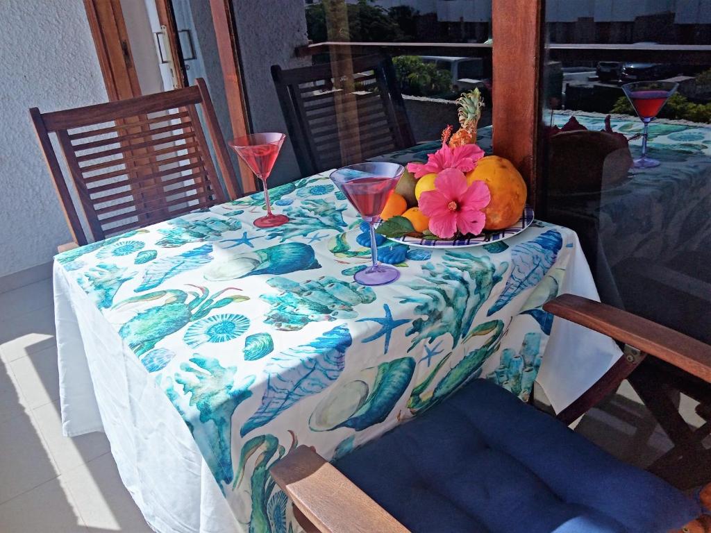 a table with a plate of fruit and a flower on it at Apartamento en Puerto Rico in Puerto Rico de Gran Canaria