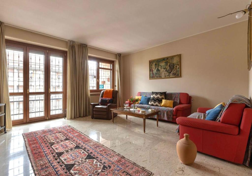 ein Wohnzimmer mit roten Stühlen und einer roten Couch in der Unterkunft Nonna Mary's Apartment - Vicino Pala Alpitour in Turin
