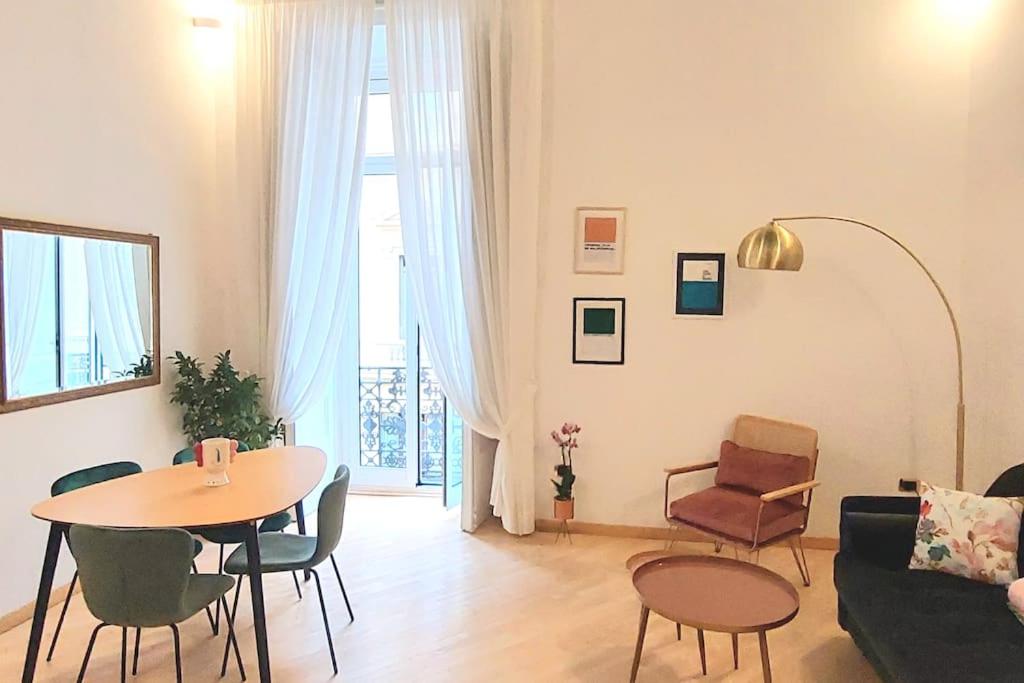salon ze stołem i kanapą w obiekcie Maison In Centro w mieście Neapol