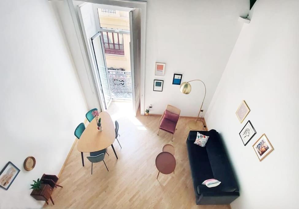 salon ze stołem, krzesłami i kanapą w obiekcie Maison In Centro w mieście Neapol