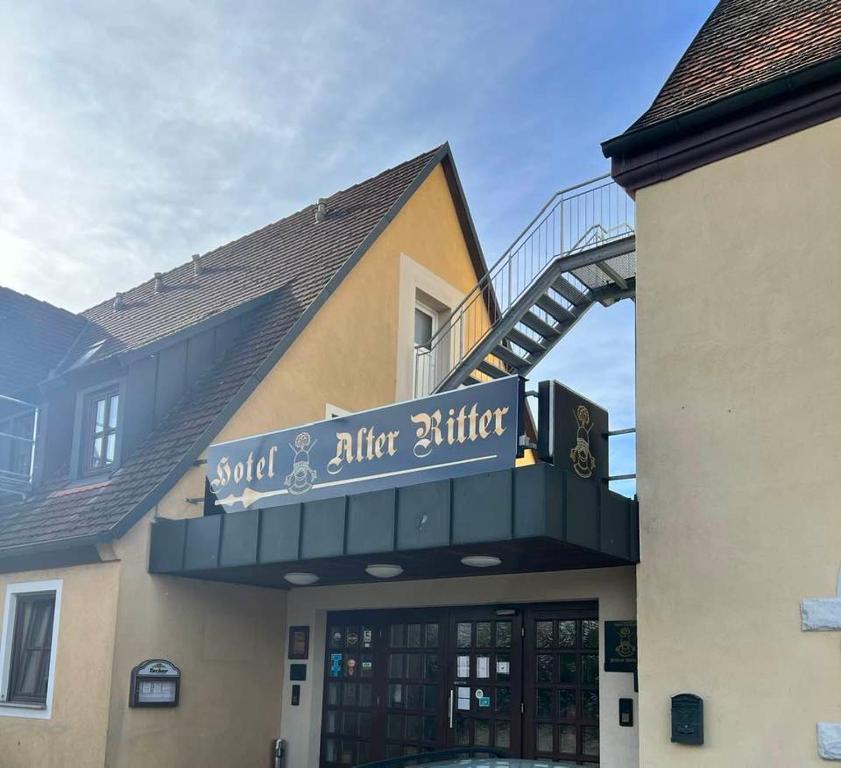 een gebouw met een bord dat zoet na boter leest bij Hotel-Gasthof "Alter Ritter" in Rothenburg ob der Tauber