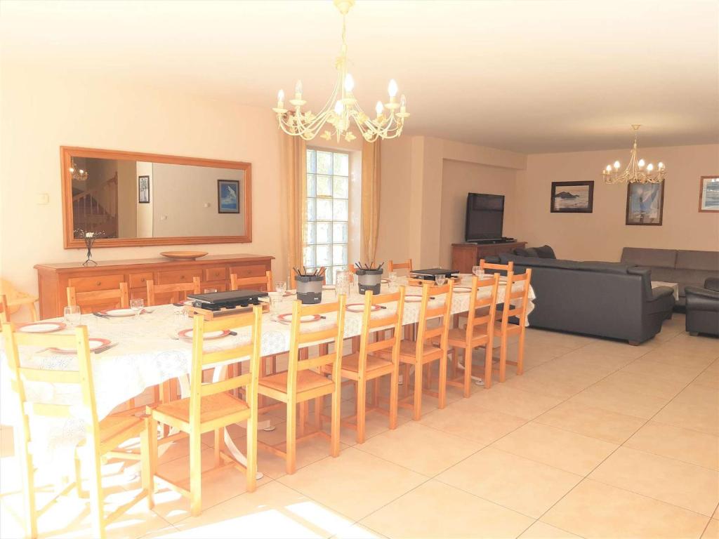 une salle à manger avec une longue table et des chaises dans l'établissement Duplex de Standing à Saint-Lary-Soulan avec Piscine, Terrasse et 15 Couchages - FR-1-457-179, à Saint-Lary-Soulan