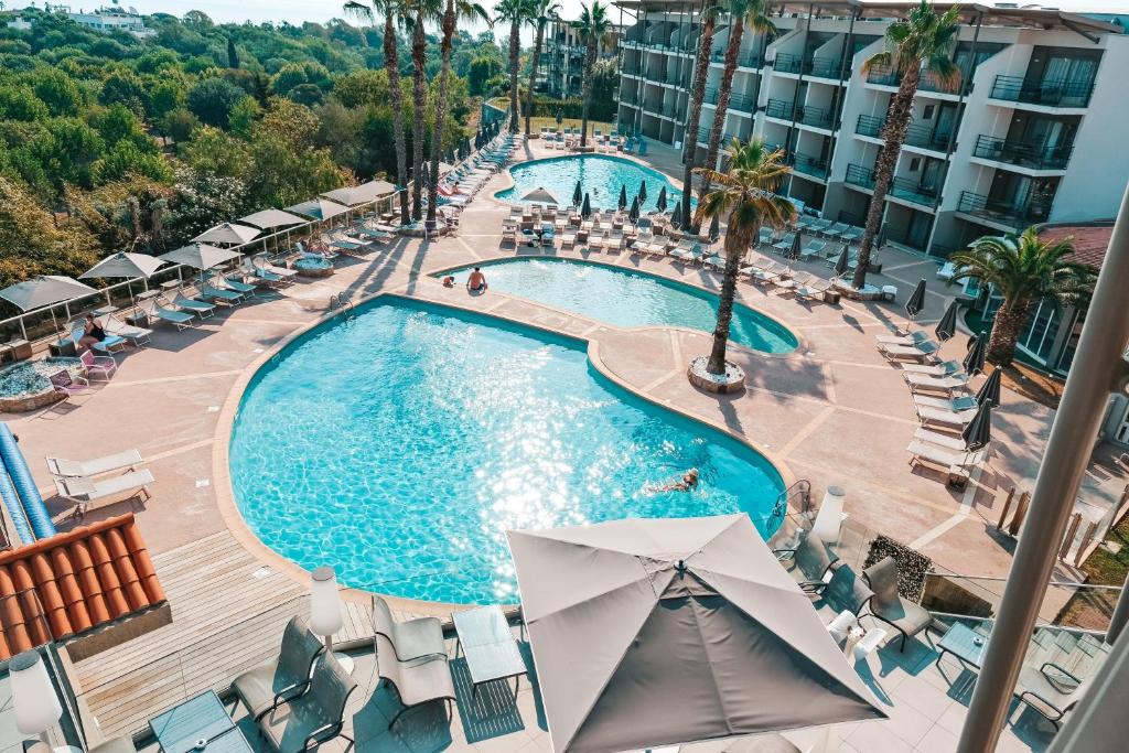 een uitzicht over een zwembad in een hotel bij Thalazur Antibes - Hôtel & Spa in Antibes