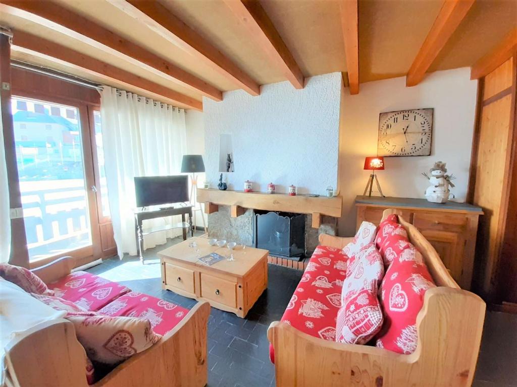 a living room with a couch and a desk at Appartement Saint-Lary-Soulan, 3 pièces, 6 personnes - FR-1-457-309 in Saint-Lary-Soulan