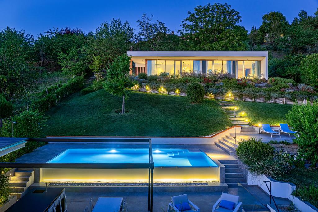 Casa con piscina y jardín en Villa Anna, Luxury and private pool, en Alba