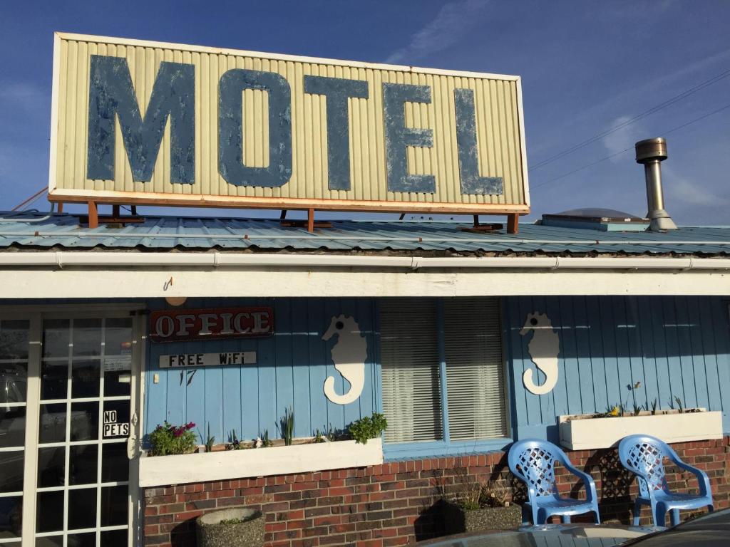 un panneau du motel au sommet d'un bâtiment dans l'établissement Chris by the Sea Motel, à Ocean Shores