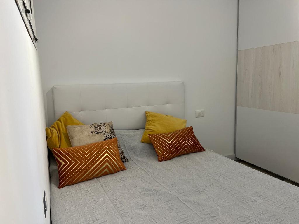 Postel nebo postele na pokoji v ubytování 2 bedroom apartment with breathtaking view of the sea - sunset