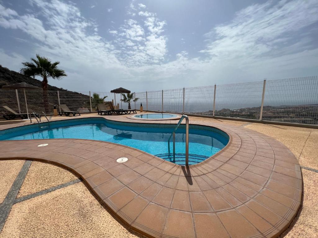 Bazén v ubytování 2 bedroom apartment with breathtaking view of the sea - sunset nebo v jeho okolí