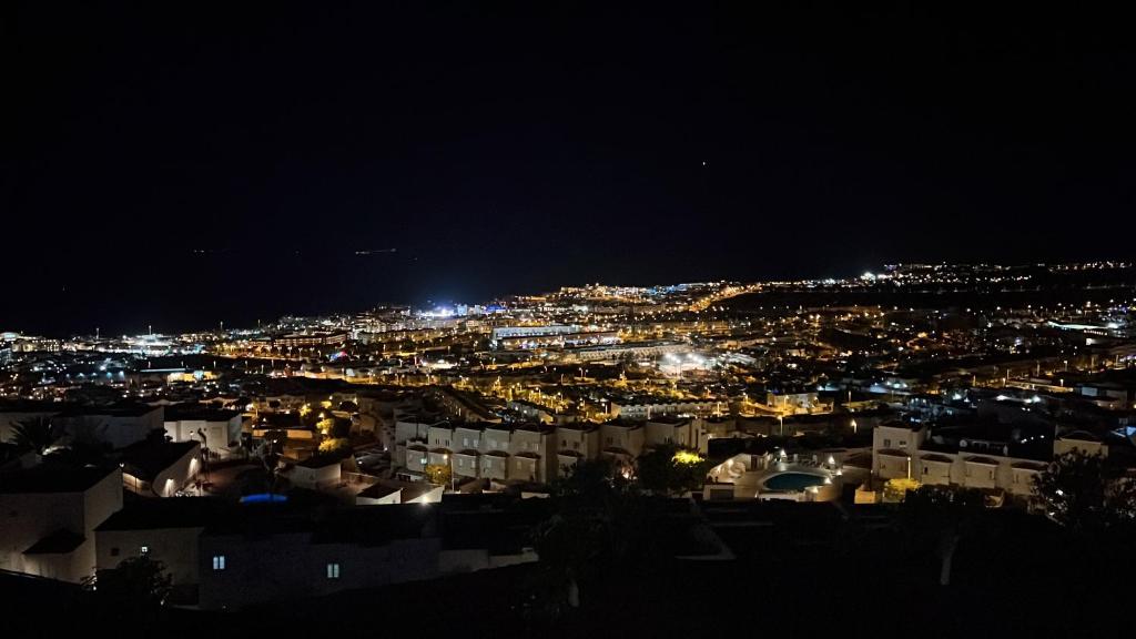 Nespecifikovaný výhled na destinaci Adeje nebo výhled na město při pohledu z apartmánu