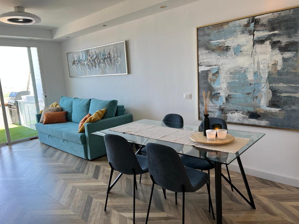Posezení v ubytování 2 bedroom apartment with breathtaking view of the sea - sunset