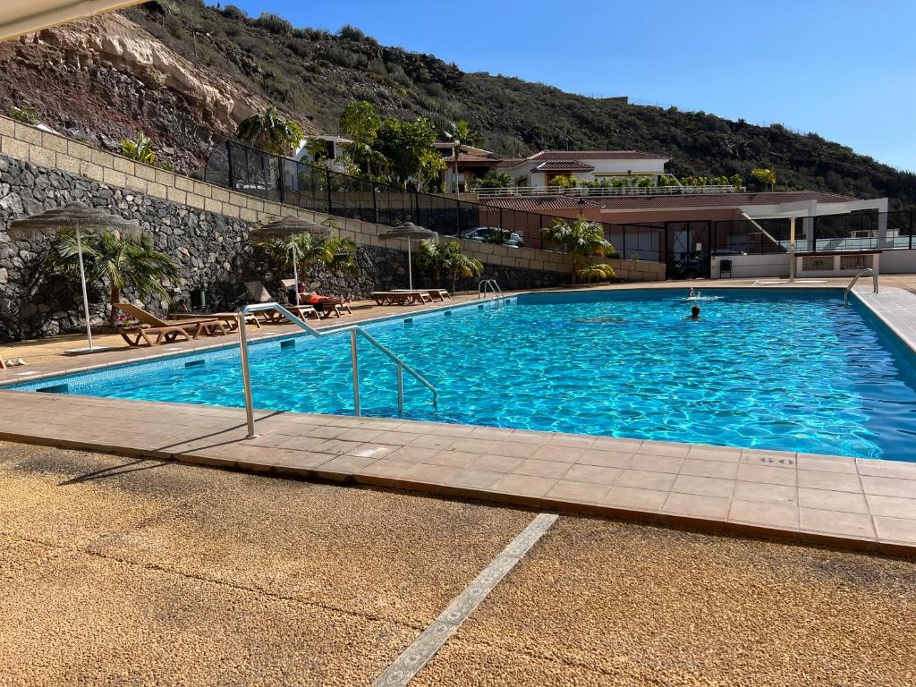 Bazén v ubytování 2 bedroom apartment with breathtaking view of the sea - sunset nebo v jeho okolí