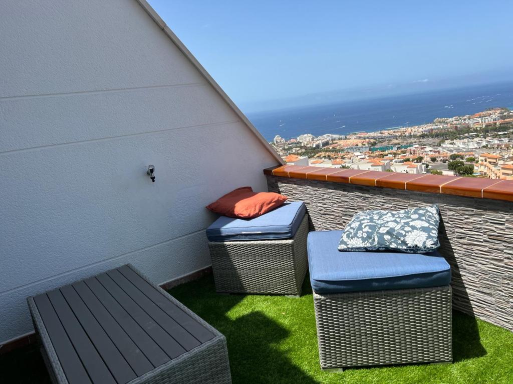 Posezení v ubytování 2 bedroom apartment with breathtaking view of the sea - sunset