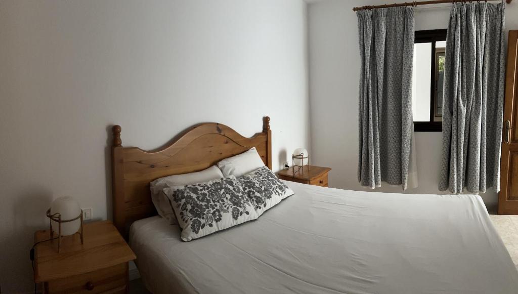 1 dormitorio con cama con almohada en BUNGALOW APARTAMENTO SOL, en Famara