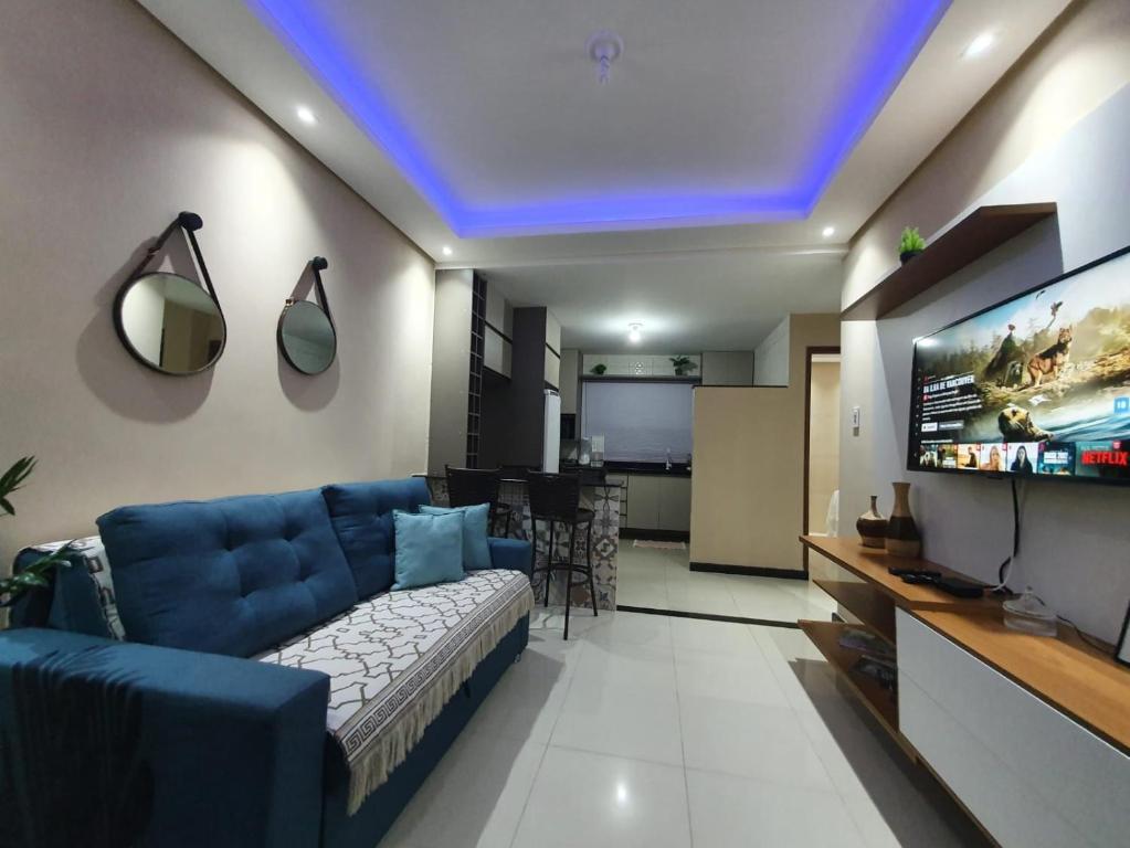 聖何塞皇冠大的住宿－Casa praia São José Antunes Maragogi，客厅配有蓝色的沙发和平面电视。