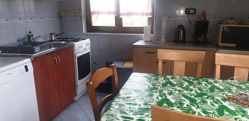 Kuchyňa alebo kuchynka v ubytovaní Apartments Nena 3*