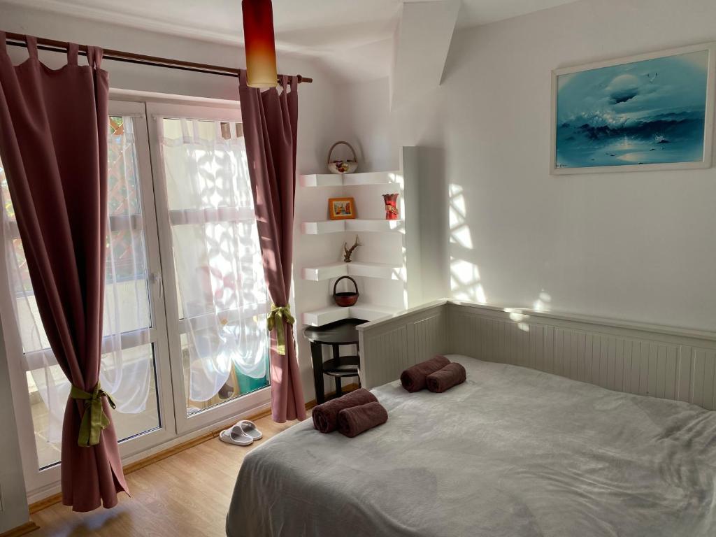 Schlafzimmer mit einem Bett und einem Fenster in der Unterkunft Apartament Raluca - self check-in in Timişoara
